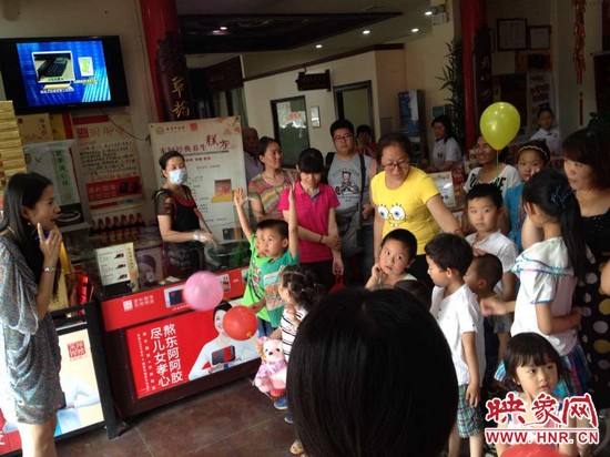 活動(dòng)開始前，1066城市之聲的主持人跟孩子們進(jìn)行現(xiàn)場互動(dòng)。