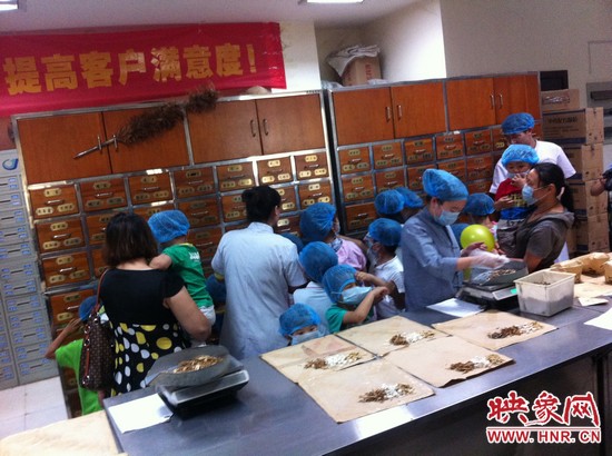 　　接下來，要進(jìn)入到有中醫(yī)“博物館”之稱的中藥房去探秘啦！藥房那些小抽屜里面裝的是什么？孩子們很好奇