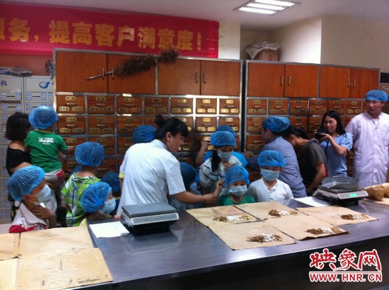 咦，藥房里的叔叔阿姨他們從小抽屜里拿出的藥又是什么？這些中藥放在一起有什么功效呢？