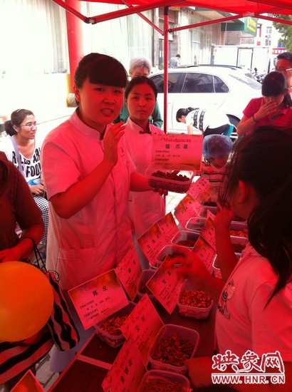 這是什么一，那又是什么？小腦袋不停的在思索，而小手和小鼻子也沒閑著，時(shí)不時(shí)地摸一摸、聞一聞！