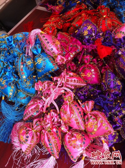 孩子們的好奇心得以大大的滿足，接下來就要裝香囊啦，你看，五顏六色的香囊多漂亮！