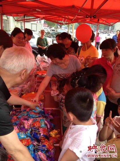 中醫(yī)館裝備了防蚊蟲、預(yù)防手足口等四個(gè)藥方，并把這些藥磨成粗粉，每個(gè)孩子把不同藥方粉裝如香囊?guī)Щ丶? complete=