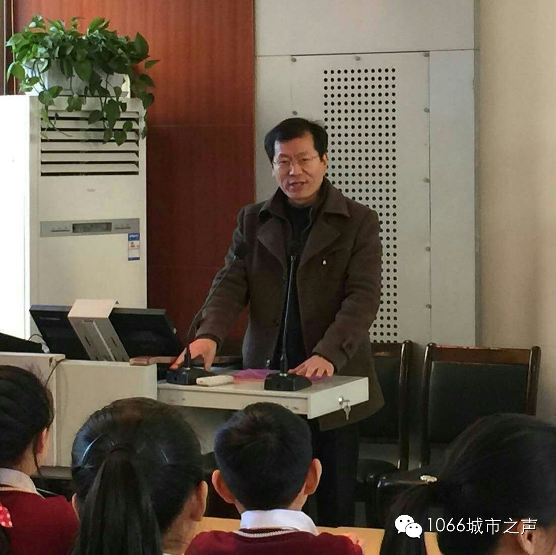 雙方領(lǐng)導(dǎo)講話，同學(xué)們聽得都好認(rèn)真??！