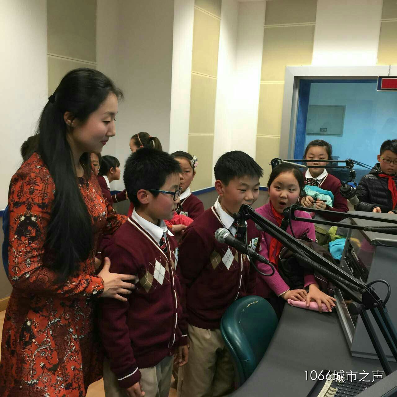 “好激動，好激動”！天天上學(xué)、放學(xué)都從廣播大廈經(jīng)過，今天終于進來了！