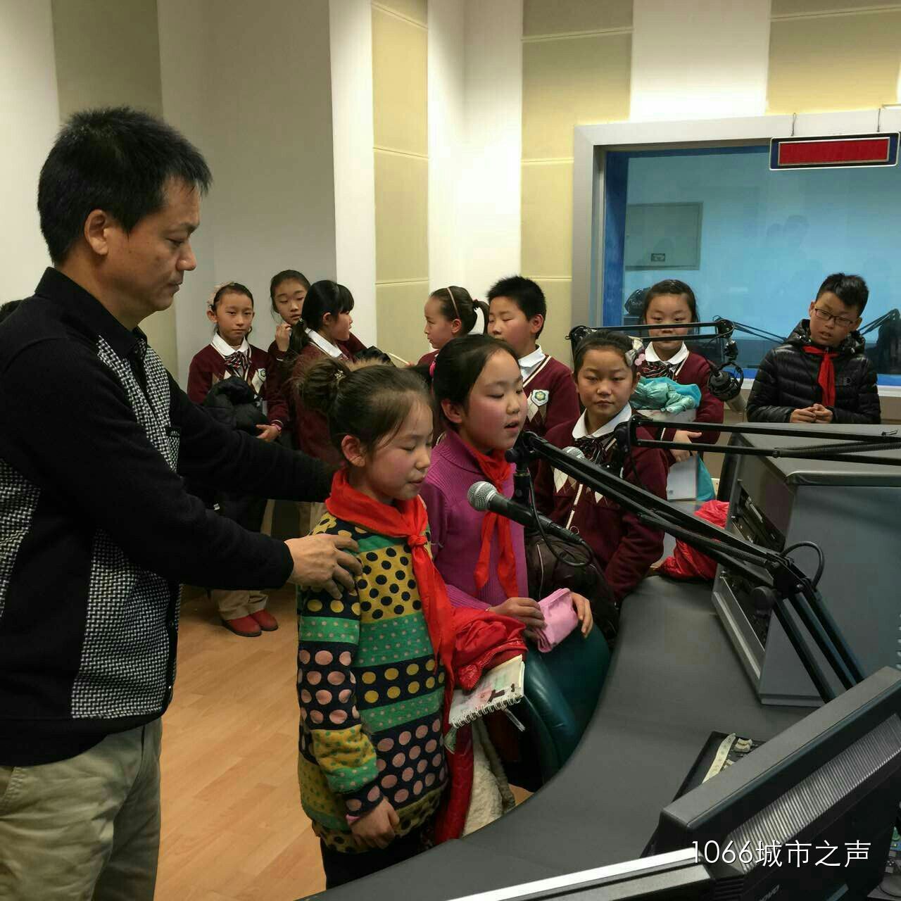 現(xiàn)場接受播音指導(dǎo)，有模有樣耶！