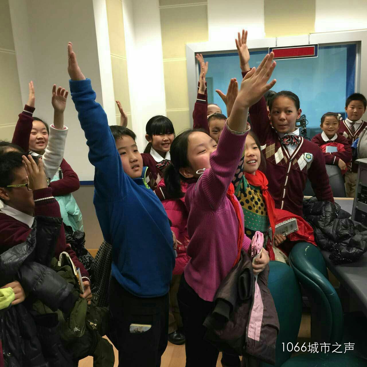 第一次體驗話筒前的感覺，同學(xué)們爭先恐后！