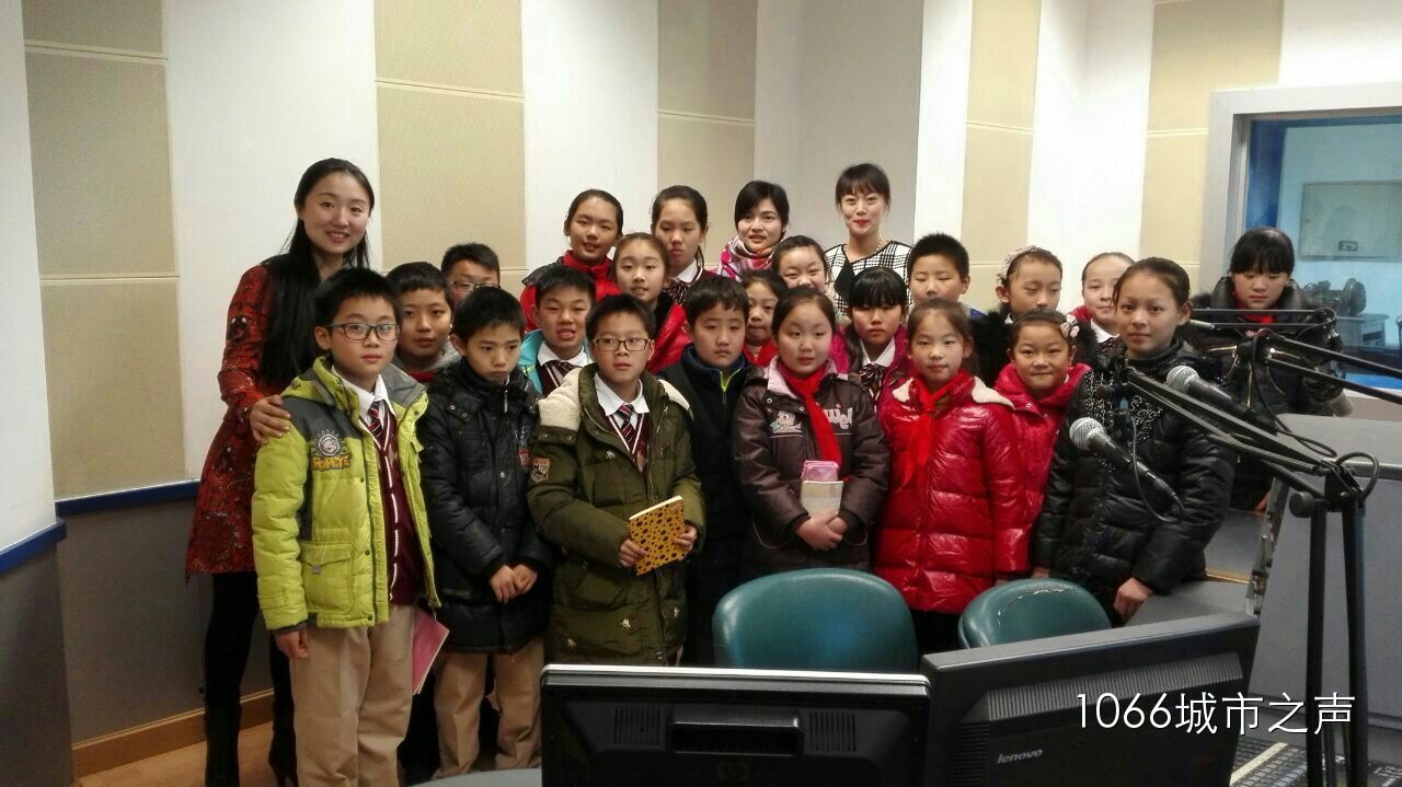 跟電臺的主持人和老師們的大合影！真是難忘的一天??！