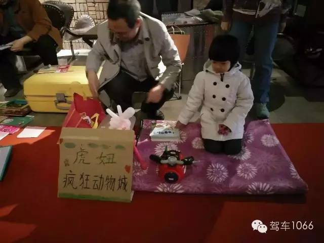 這位小老板的攤位擺的有模有樣的，不過旁邊這位酷爸怎么這么眼熟？