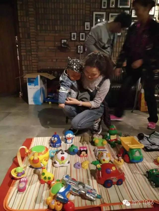 本次活動最小的小老板，最后放大招了，玩具隨便拿，這壕情也沒sei了！