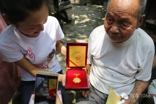 老兵聽不到我們在說什么，今年98了。