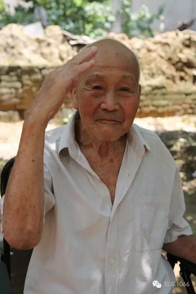 老兵身子骨不行了，九十多歲了……也許軍禮不那么標(biāo)準(zhǔn)了，但是這一幕還是感動到了我們……
