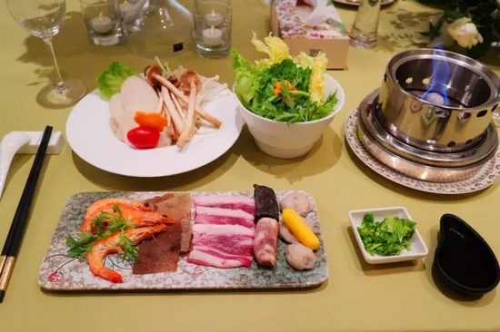 精致的小火鍋，用的是綠色燃料——乙醇。