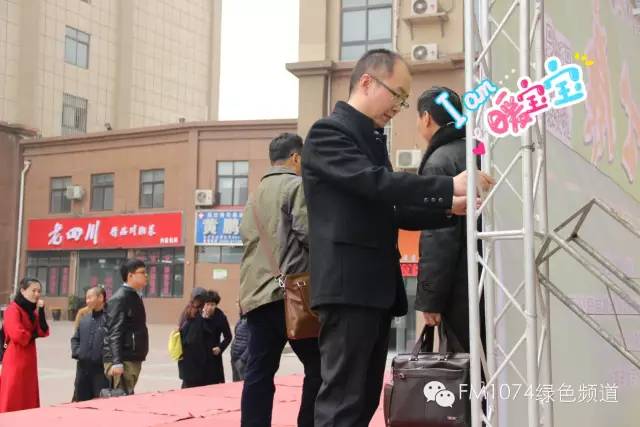 寒江副總監(jiān)親力親為，事無巨細(xì)。偶像真是暖暖惹人愛呢！