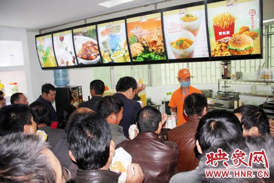 科技會(huì)員們在考察一個(gè)快餐店的加盟項(xiàng)目 科技會(huì)員們在考察一個(gè)快餐店的加盟項(xiàng)目