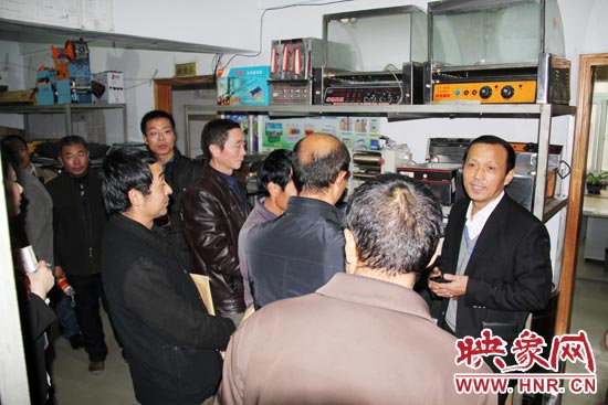 科技會(huì)員們在了解一些食品加工設(shè)備的信息 科技會(huì)員們在了解一些食品加工設(shè)備的信息