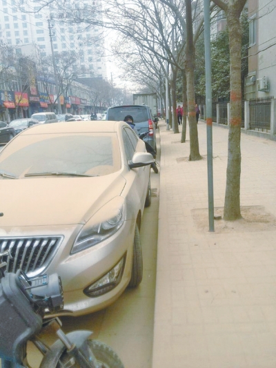 馬路灰頭土臉，停在路邊的車也蒙塵。