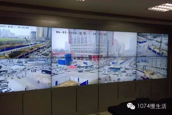 通過(guò)監(jiān)控人員操控“電子眼”調(diào)整焦距,可以看到整個(gè)工地全景 通過(guò)監(jiān)控人員操控“電子眼”調(diào)整焦距,可以看到整個(gè)工地全景