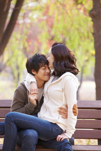 女人的崇拜或同情導(dǎo)致愛情(圖片來源:華蓋) 女人的崇拜或同情導(dǎo)致愛情(圖片來源:華蓋)