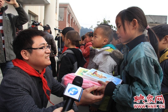 給孩子們送去愛心物品 給孩子們送去愛心物品