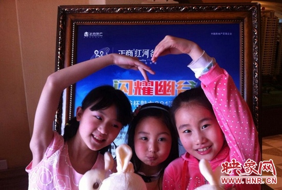 我們和兔寶寶一起賣個萌，比比誰更可愛