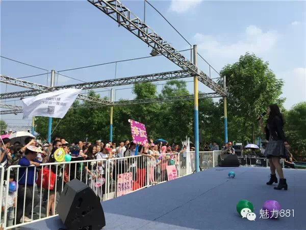 輕輕躍起、優(yōu)美身段，新聞小姐李江