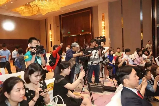 一時(shí)相機(jī)、攝像機(jī)齊閃