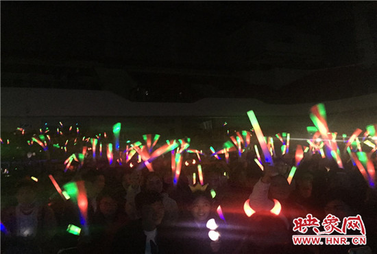 當(dāng)晚現(xiàn)場約2500個座位全場爆滿，還有全國各地歌迷會趕來的歌迷們。