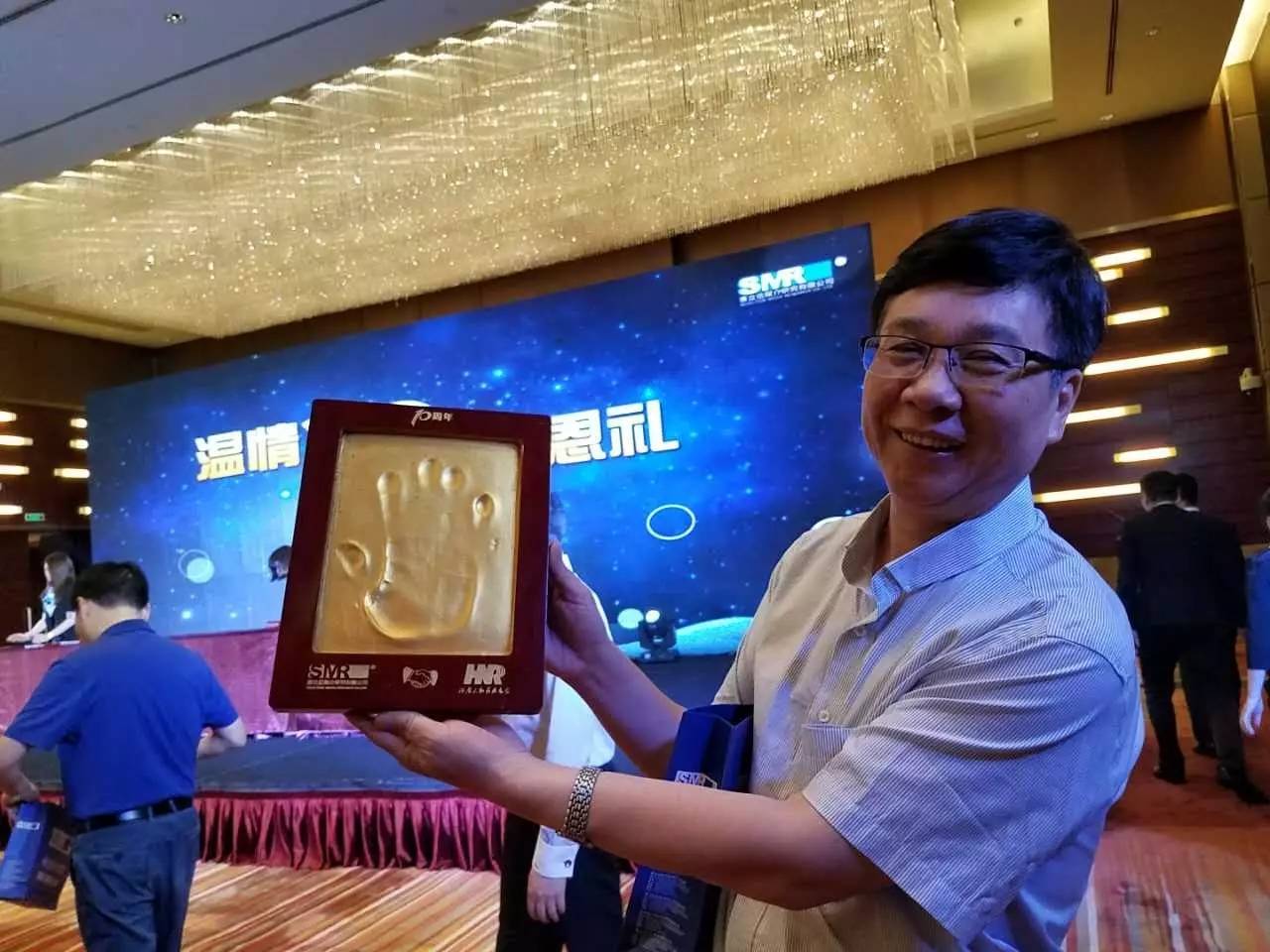 河南電臺(tái)副總編輯，宣傳協(xié)調(diào)中心主任高鐵軍先生代表河南廣播電視臺(tái)為慶賀賽立信成立20周年送上“手印”圖