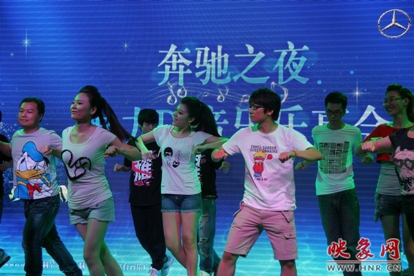 熱情洋溢的開場舞，DJ們?nèi)硇耐度? complete=