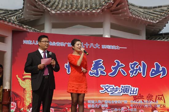 演出現(xiàn)場主持人向老人們表達節(jié)日的問候。