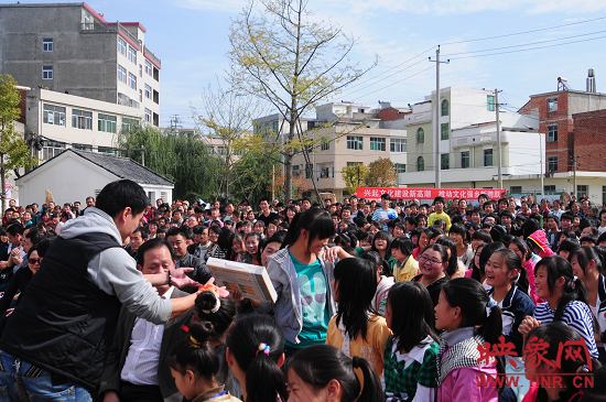 演出現(xiàn)場觀眾積極參與、氣氛熱烈。