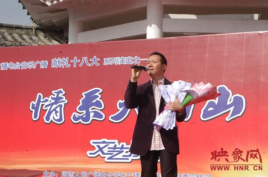 魅力881主持人、新聞先生凱文在演唱