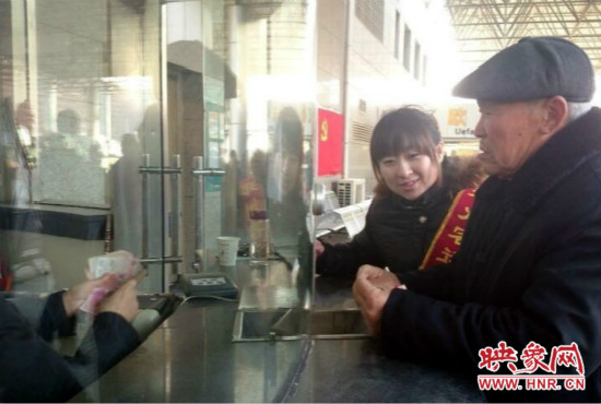 在陳思蕊的積極幫助下，老人順利的買到了發(fā)往合肥的5張車票。