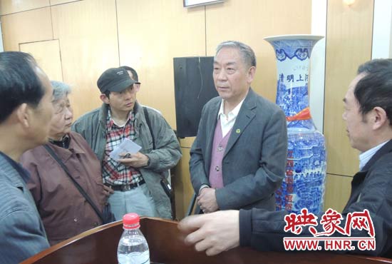 講座結(jié)束后，聽眾向戚建莊提問。