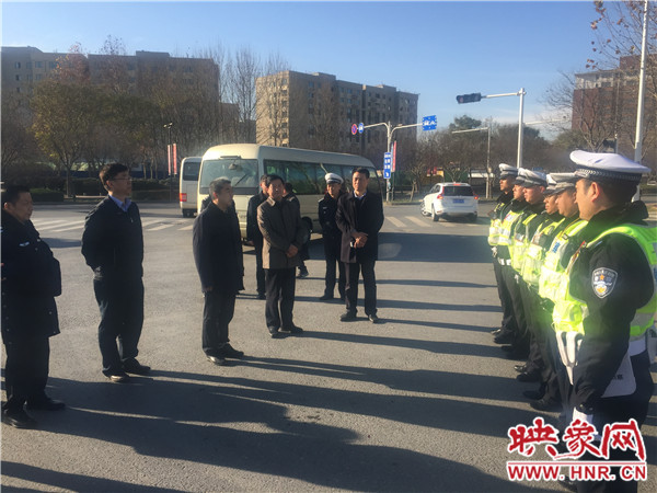 省環(huán)境污染防治攻堅(jiān)辦有關(guān)同志慰問(wèn)在一線執(zhí)勤的交警 省環(huán)境污染防治攻堅(jiān)辦有關(guān)同志慰問(wèn)在一線執(zhí)勤的交警