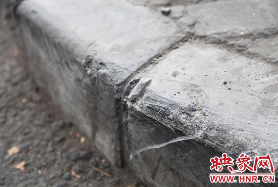 車道邊上的臺階，滿是電動車摔下碰撞的痕跡