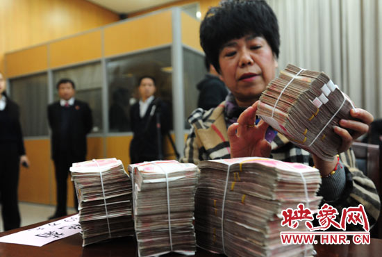 當(dāng)天共發(fā)放執(zhí)行款4110萬(wàn)元。其中，支票4018萬(wàn)元，現(xiàn)金92萬(wàn)元。