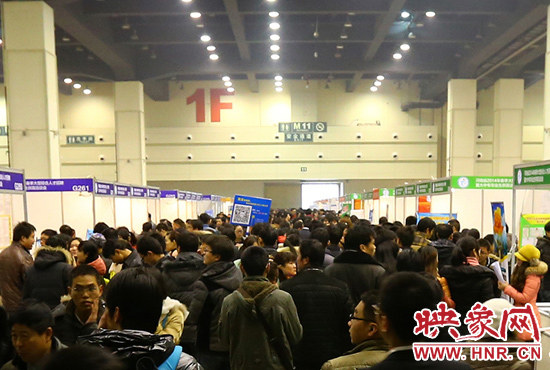 招聘大廳內人潮涌動 招聘大廳內人潮涌動