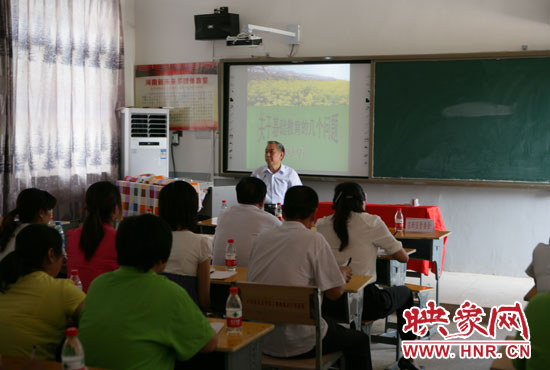 40余名教師認(rèn)真聆聽講座。