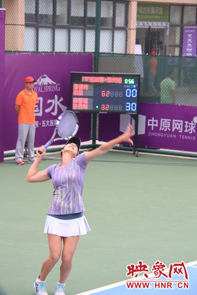 比賽中，發(fā)球瞬間