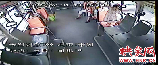 家長(zhǎng)放任小孩在車廂內(nèi)玩耍，甚至站到座椅上。