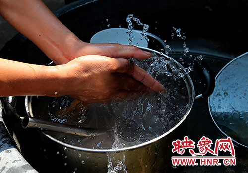 洗碗洗菜對于雙眼失明的張國敬來說，需要比常人花上更多的時間。