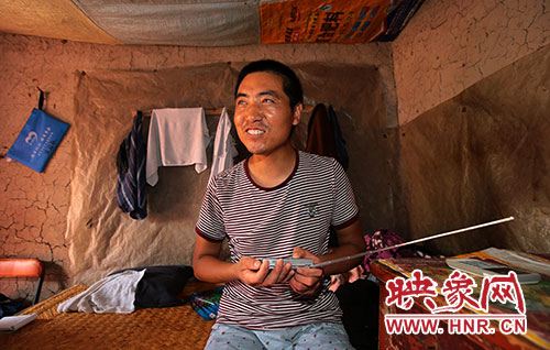 張國敬平時喜歡聽廣播，特別是各種歌曲節(jié)目。