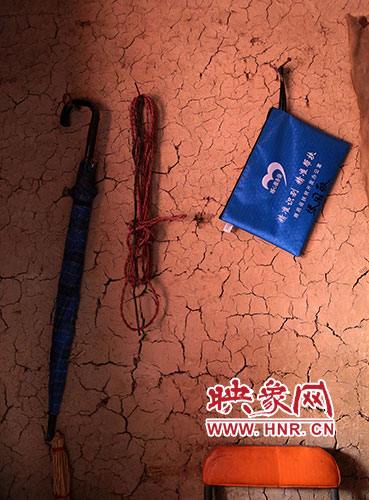 精準扶貧的暖心服務(wù)袋，被張國敬掛在上墻最醒目的位置。