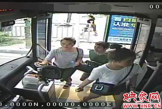 監(jiān)控顯示，竊賊偷女孩手機(jī)，公交車長幫忙要回手機(jī)。