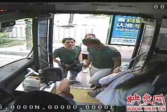 監(jiān)控顯示，竊賊偷女孩手機(jī)，公交車長幫忙要回手機(jī)。