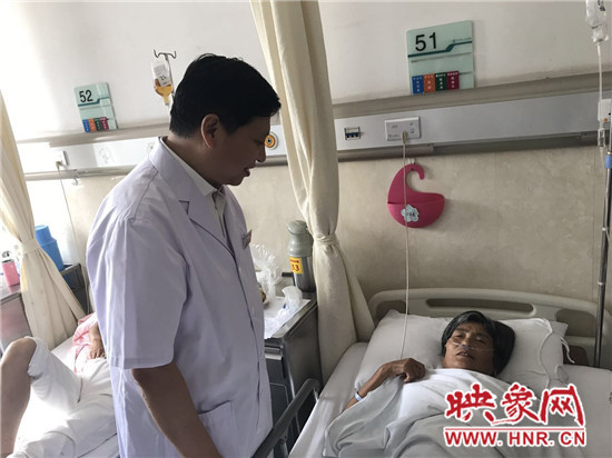 市一院院長(zhǎng)許金生看望貧困患者 市一院院長(zhǎng)許金生看望貧困患者