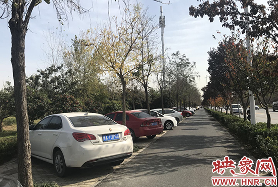 人行道停滿了車(chē) 人行道停滿了車(chē)