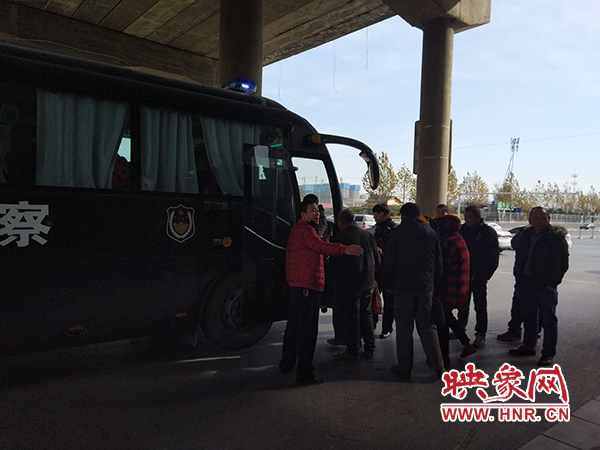 警方調(diào)來(lái)車(chē)輛，將超載人員轉(zhuǎn)運(yùn)走