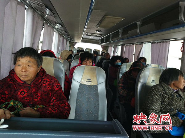 警方調(diào)來(lái)車(chē)輛，將超載人員轉(zhuǎn)運(yùn)走